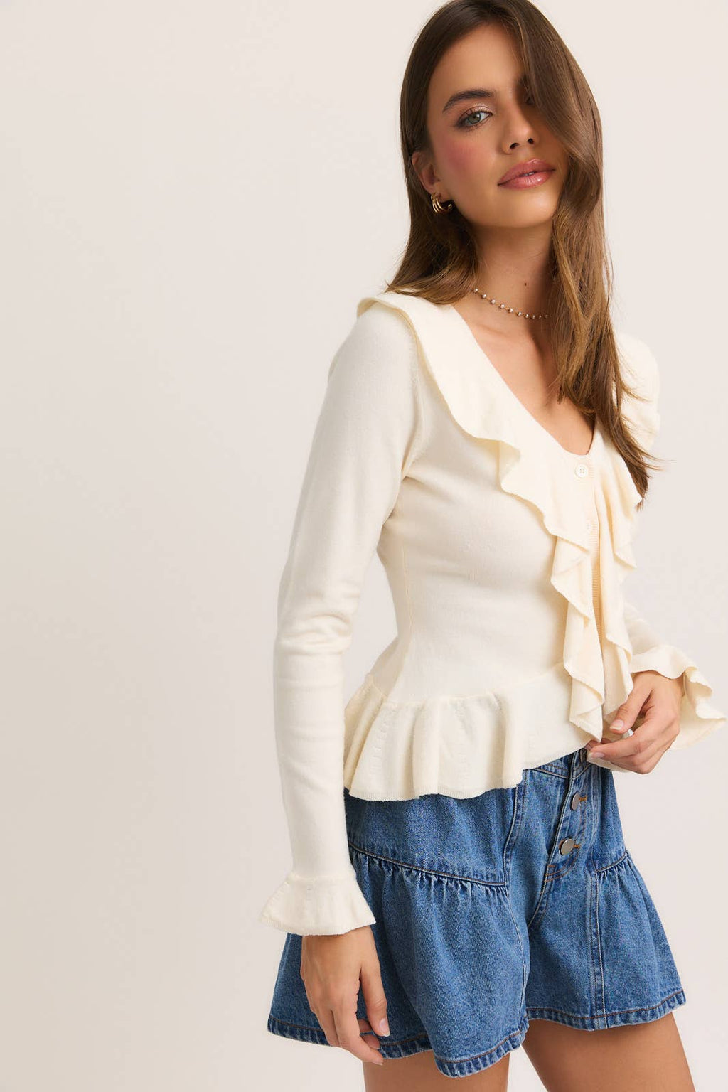 LONG SLEEVE V-NECK RUFFLED SWEATER: CREAM