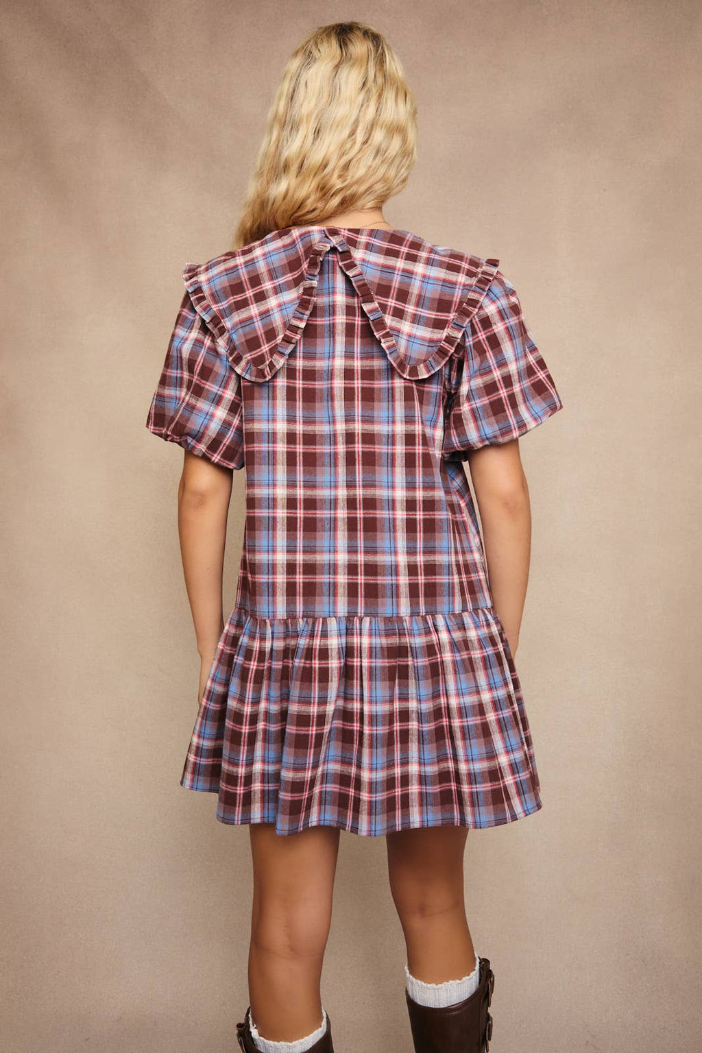 PETER PAN COLLAR MINI DRESS WITH SHORT PUFF SLEEVE: BROWN-MULTI CHECK