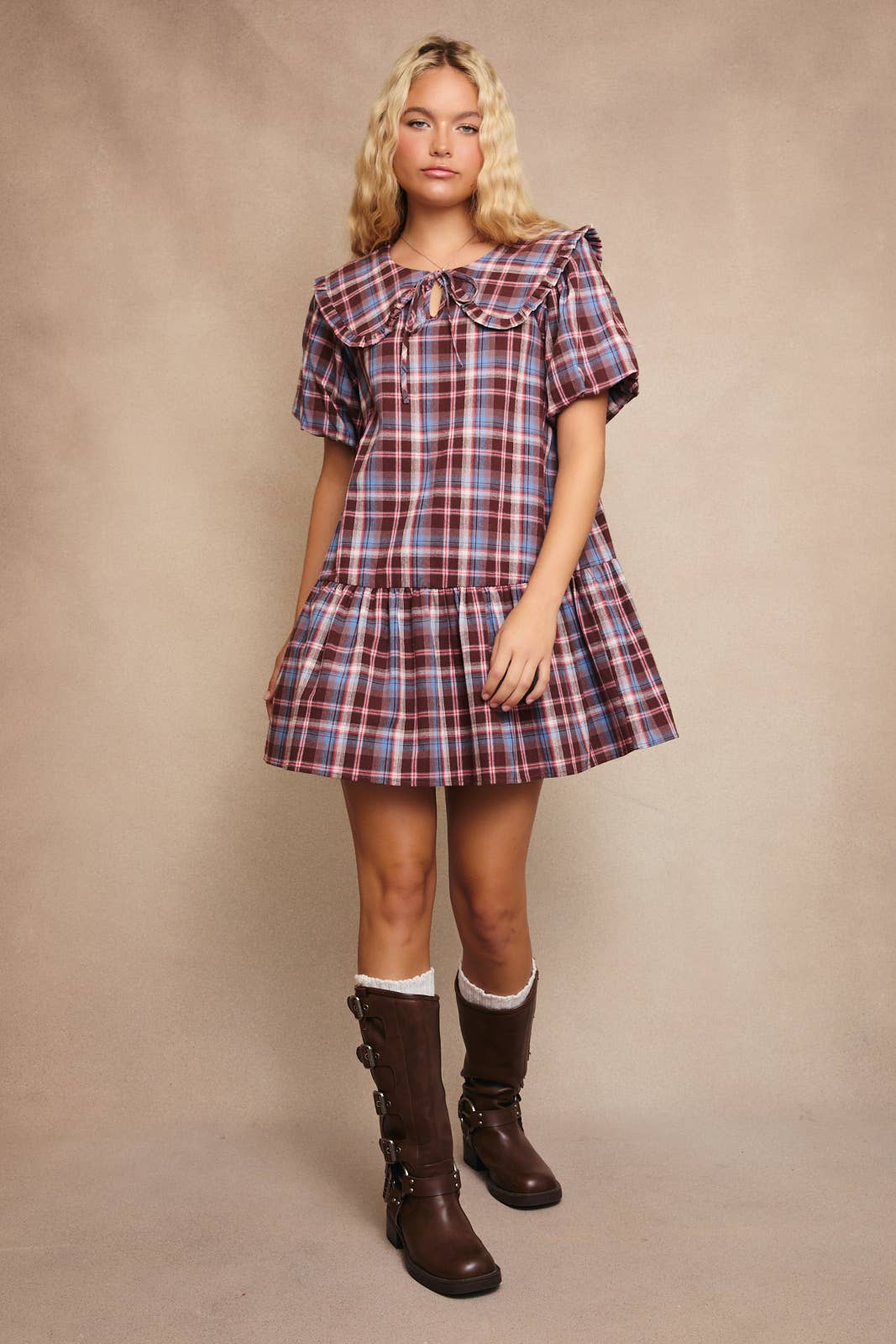 PETER PAN COLLAR MINI DRESS WITH SHORT PUFF SLEEVE: BROWN-MULTI CHECK