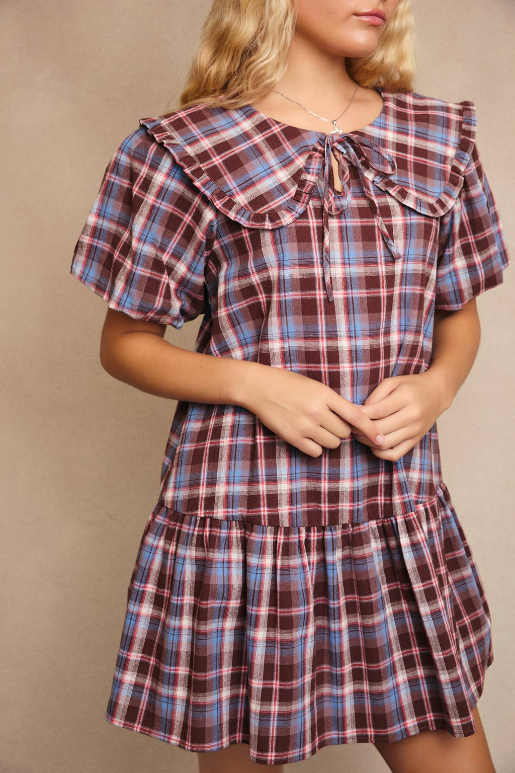 PETER PAN COLLAR MINI DRESS WITH SHORT PUFF SLEEVE: BROWN-MULTI CHECK