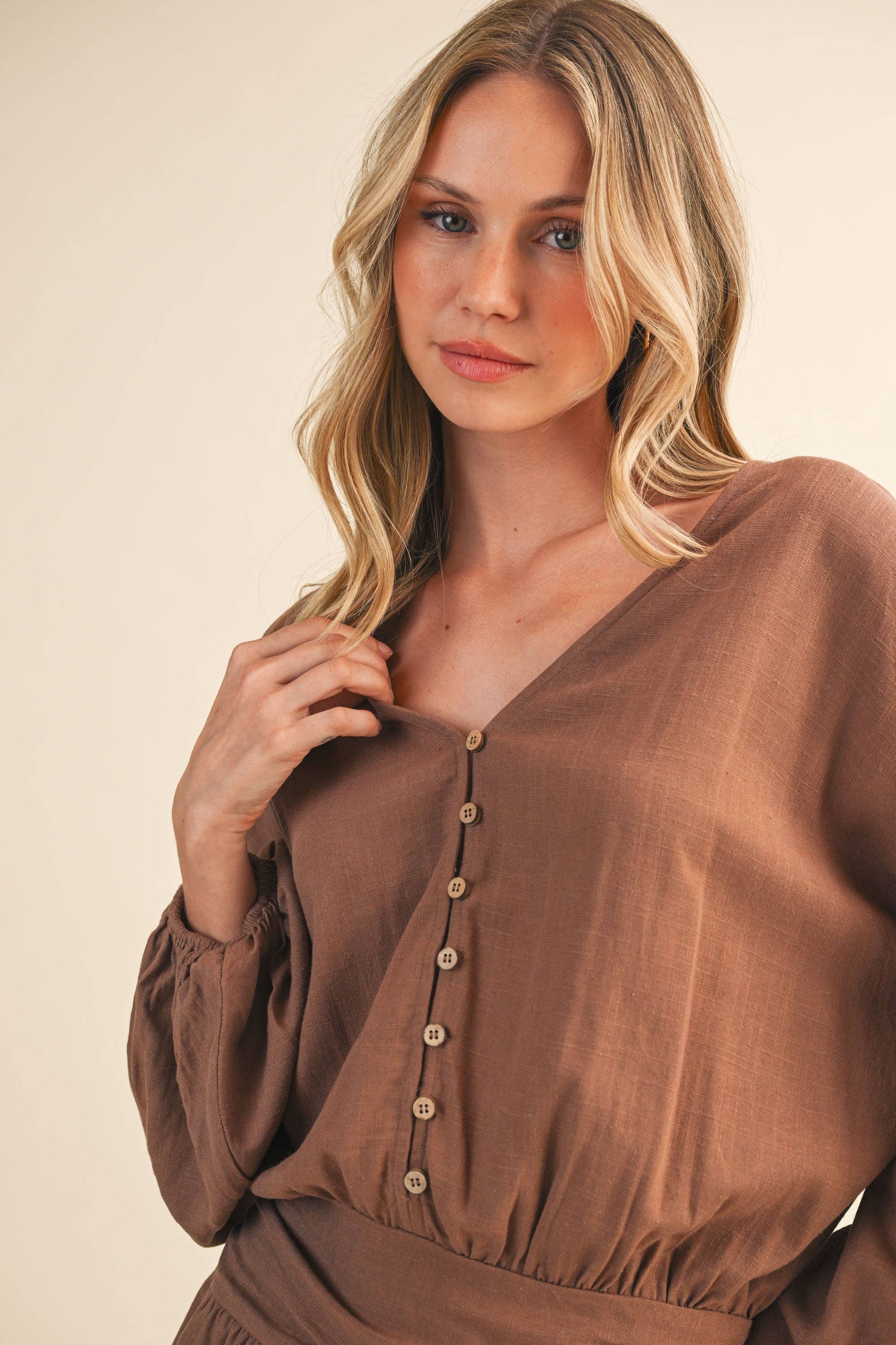 LINEN LONGSLEEVE BUTTON AND SMOCKED WAIST ROMPER: MOCHA