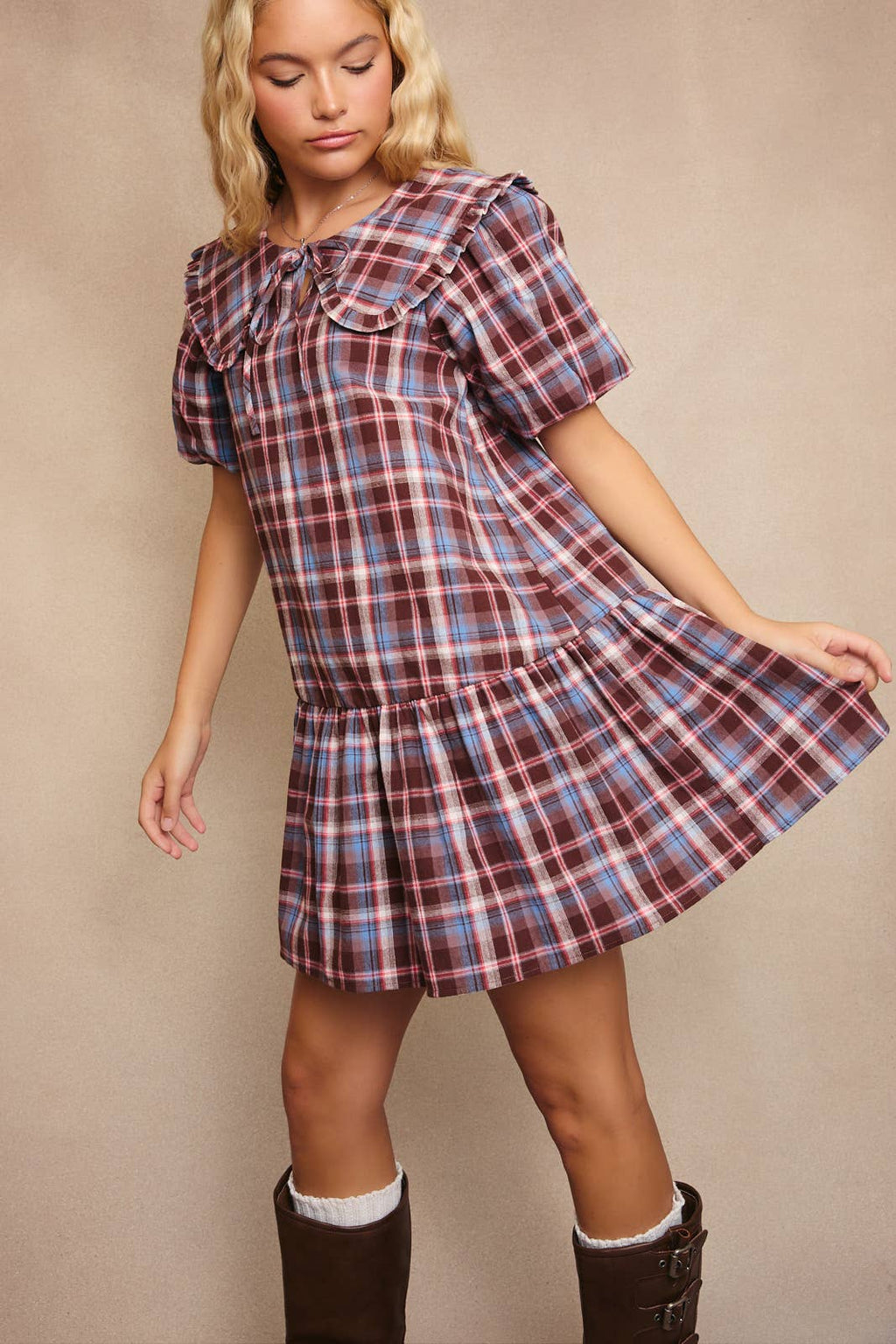 PETER PAN COLLAR MINI DRESS WITH SHORT PUFF SLEEVE: BROWN-MULTI CHECK