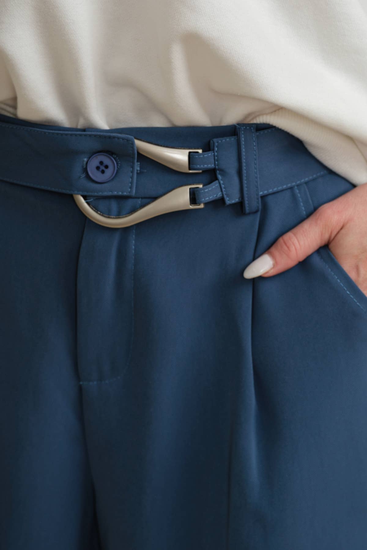 BELT ACCENT PLEATED SHORTS: Dusty Blue