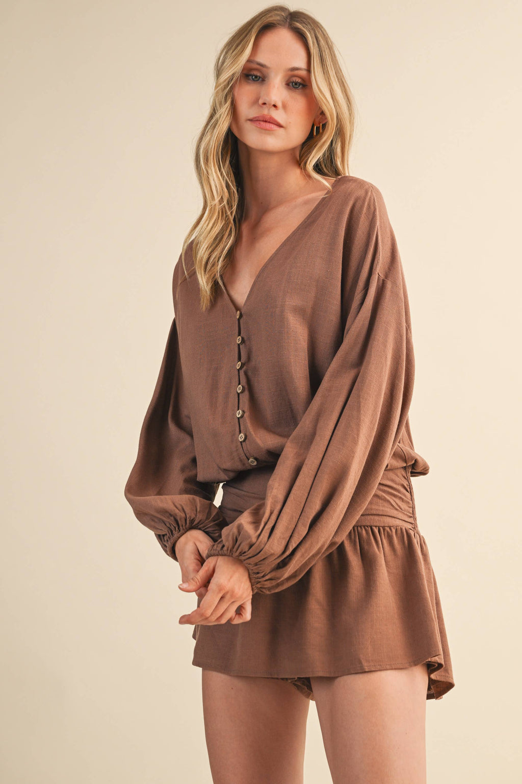 LINEN LONGSLEEVE BUTTON AND SMOCKED WAIST ROMPER: MOCHA