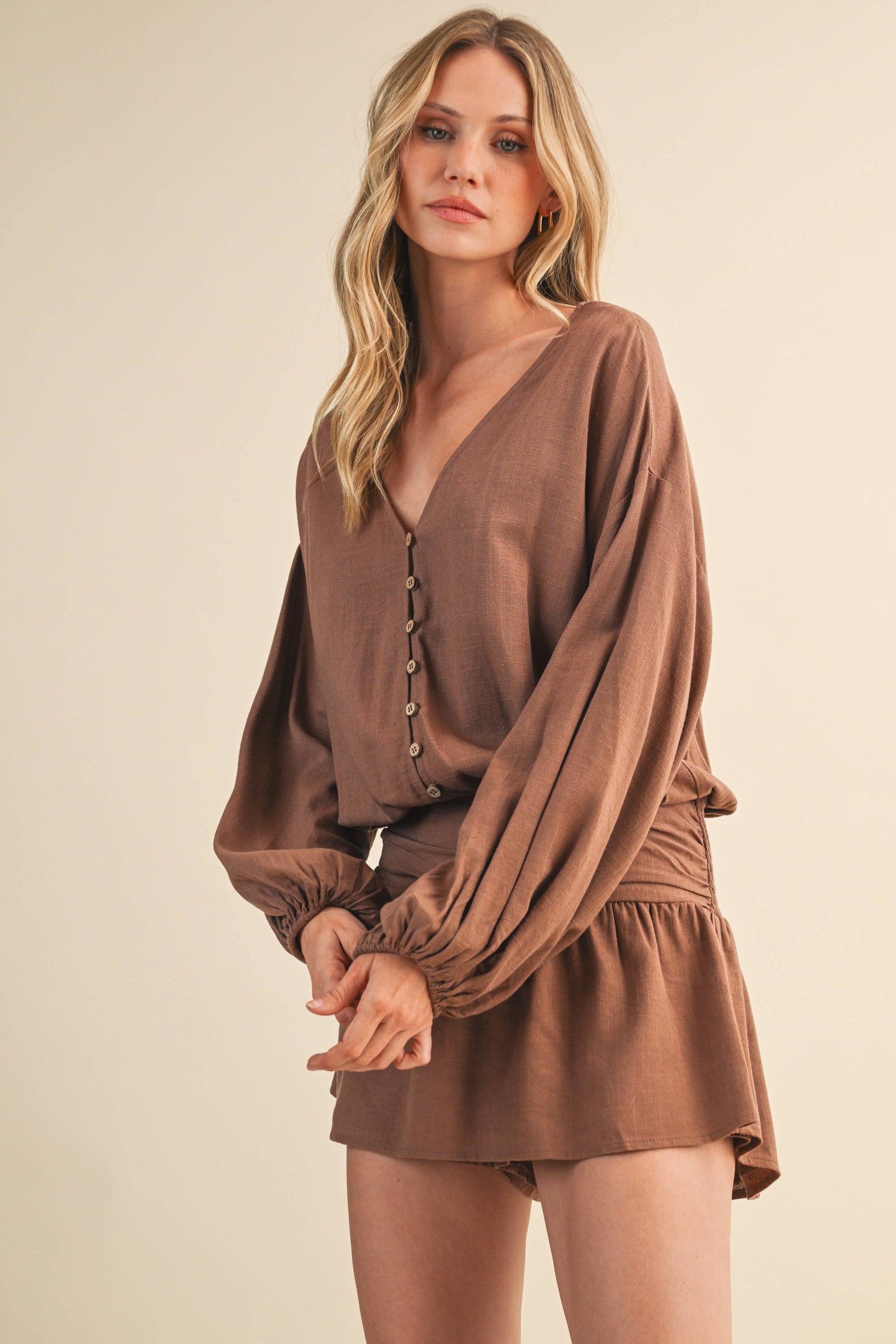 LINEN LONGSLEEVE BUTTON AND SMOCKED WAIST ROMPER: MOCHA
