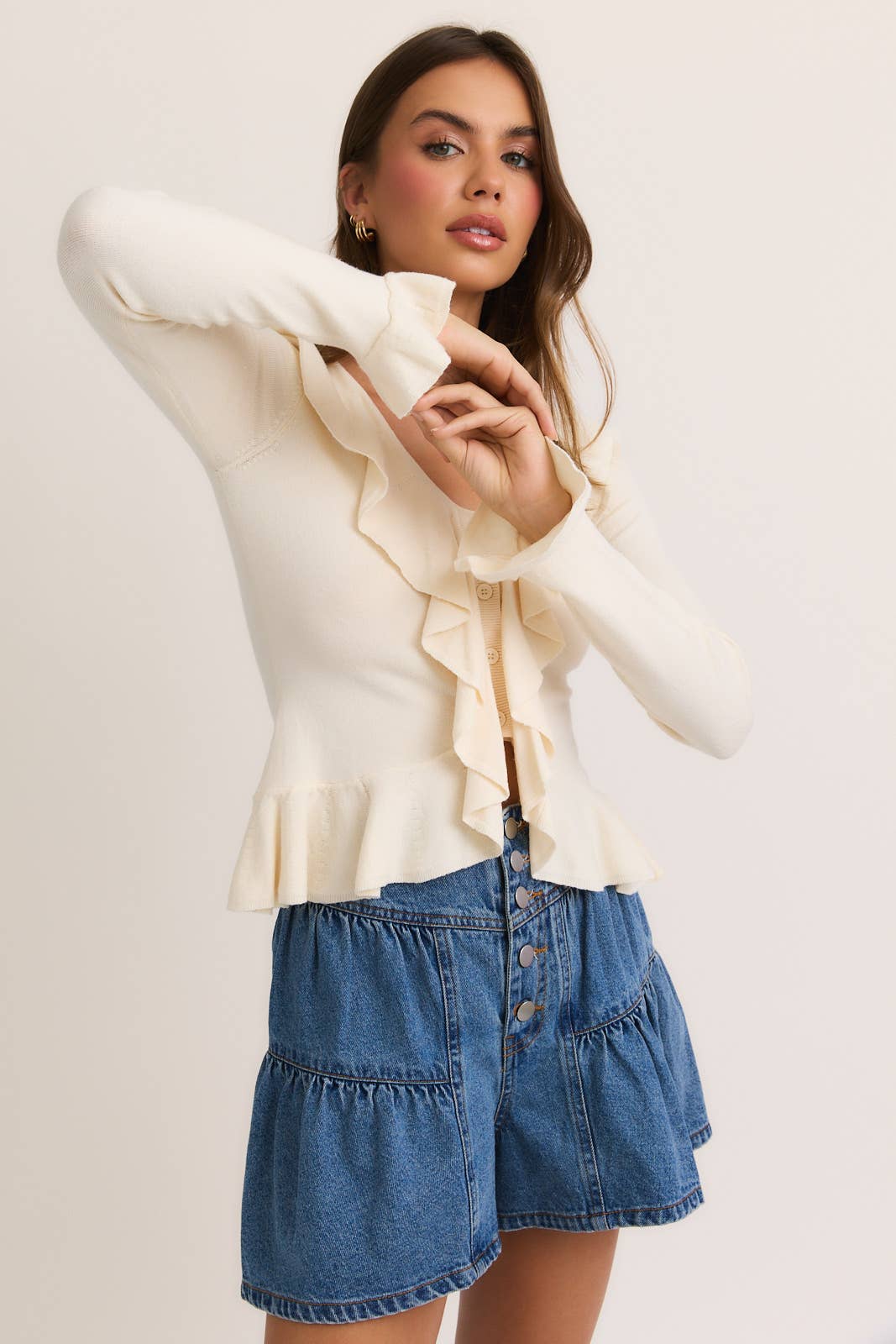 LONG SLEEVE V-NECK RUFFLED SWEATER: CREAM
